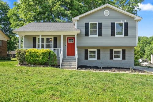 3BR Gem Home Theater with Large Yard 5 miles to Airport and Uptown Free Parking Pets Ok — 4-Star Luxury Hotel in Charlotte, United States
