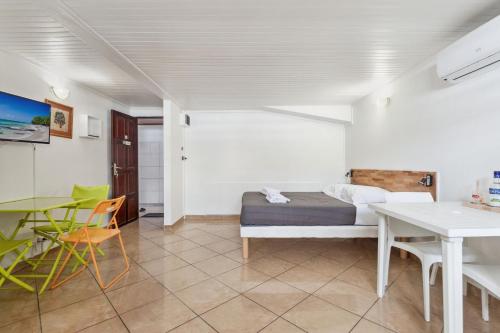 Studio 3 Passiflore A 7min de la plage — 4-Star Luxury Hotel in Les Trois-Ilets, Martinique