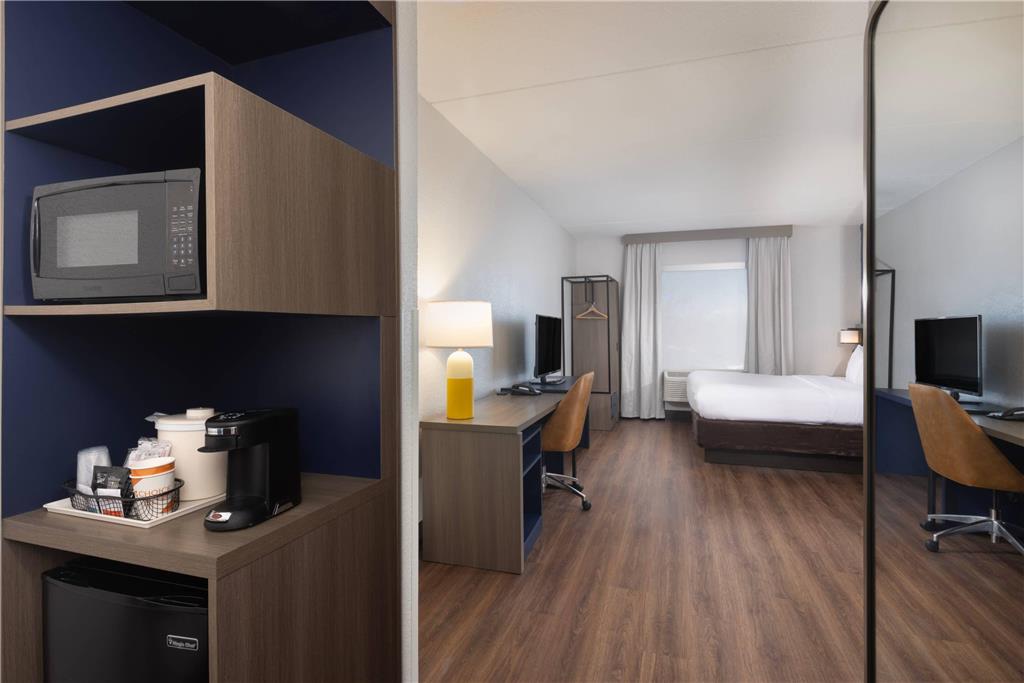 Comfort Suites Outlet Center - photo 11