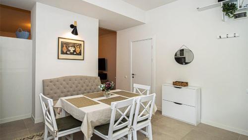 Elegant 1BR Vake Apt for 3 By Wehost