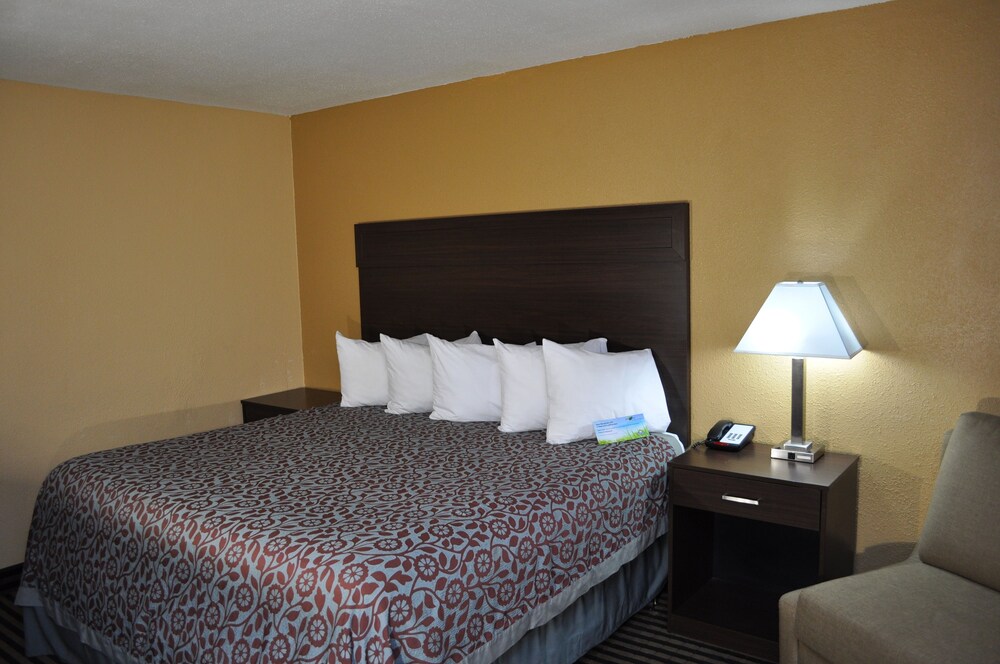 Evergreen Hotel & Suites - photo 8