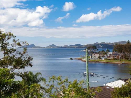 Iluka Stunning Air Conditioned house with WI FI and Water Views — 4-Star Luxury Hotel in Soldiers Point, Australia