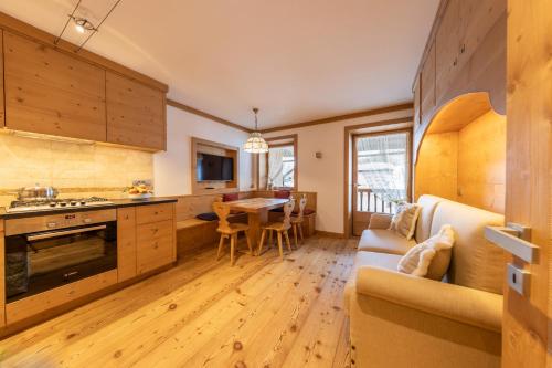 Cadin Apartment — 4-Star Luxury Hotel in Cortina D'ampezzo, Italy