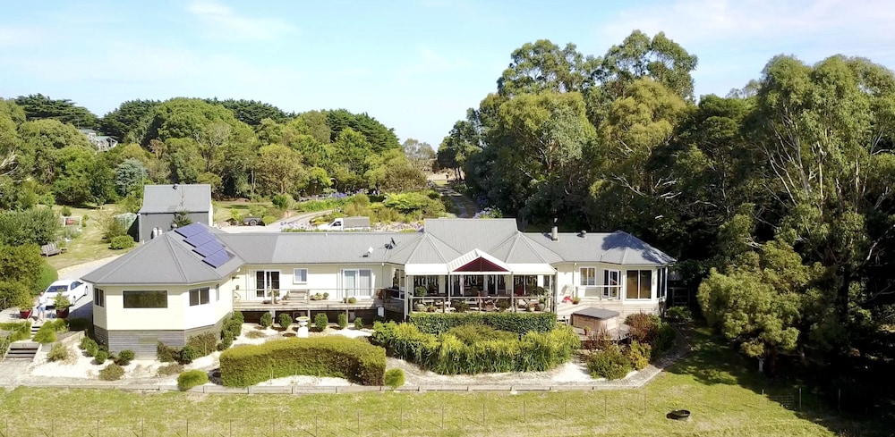 Llarrinda Bed & Breakfast — 4-Star Luxury Hotel in Foster, Australia