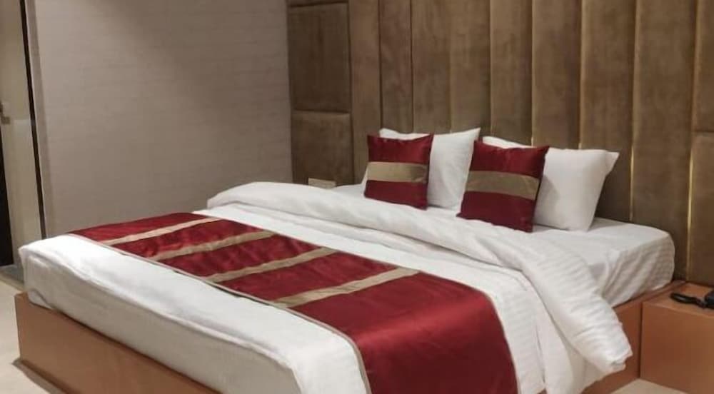 Hotel Maya Crystal - last minute hotel in Kanpur
