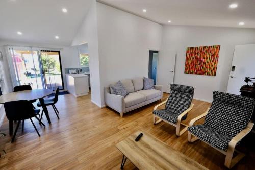 Beach House with Sea Views and a Large Backyard — 4-Star Luxury Hotel in Devonport, Australia