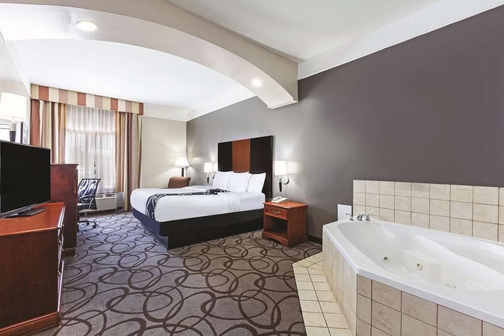 La Quinta Inn & Suites by Wyndham Granbury - photo 24