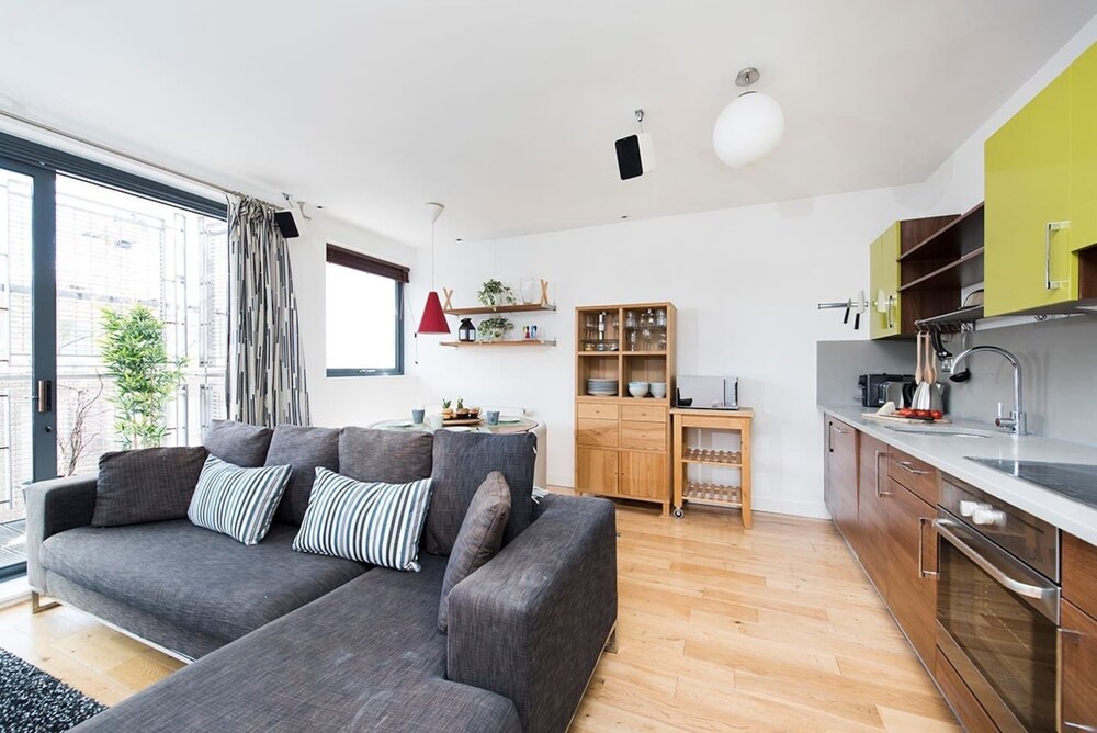 Stylish 2BR flat with balcony near King s Cross — 4-Star Luxury Hotel in London, United Kingdom