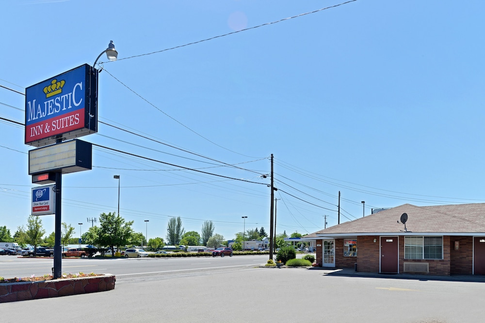 Majestic Inn And Suites - photo 23