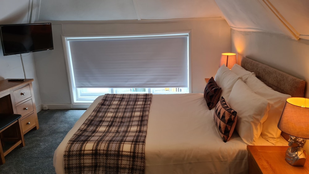 The Crown Hotel — Emsworth — photo 3