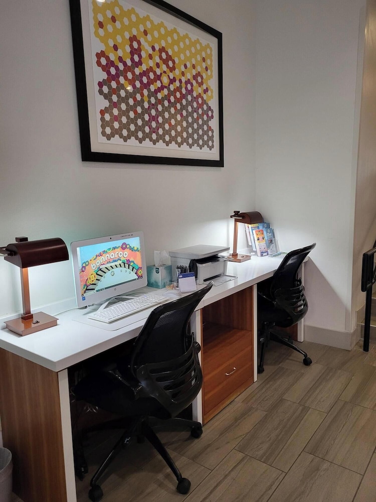 Holiday Inn Express & Suites Manchester an IHG Hotel - photo 3