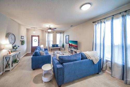 Cozy Home 4 Bedrooms Seaworld Six Flags BMT Cup Lackland Hospital Train Airport San Antonio Texas TX — 4-Star Luxury Hotel in San Antonio, United States