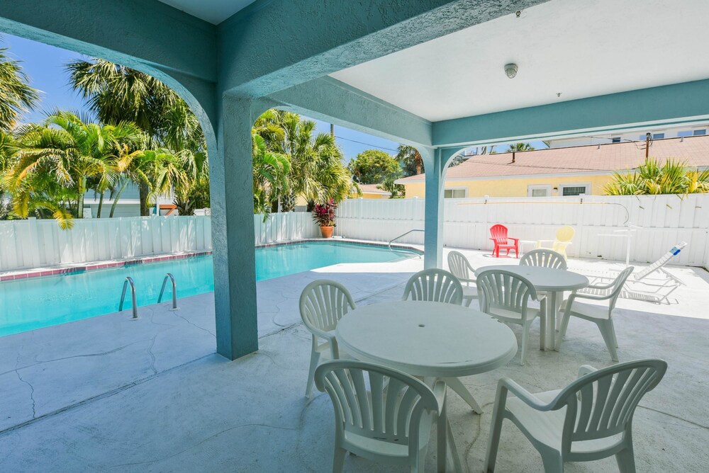 Two Houses from The Beach Amazing Tropical Sunsets — 4-Star Luxury Hotel in Holmes Beach, United States