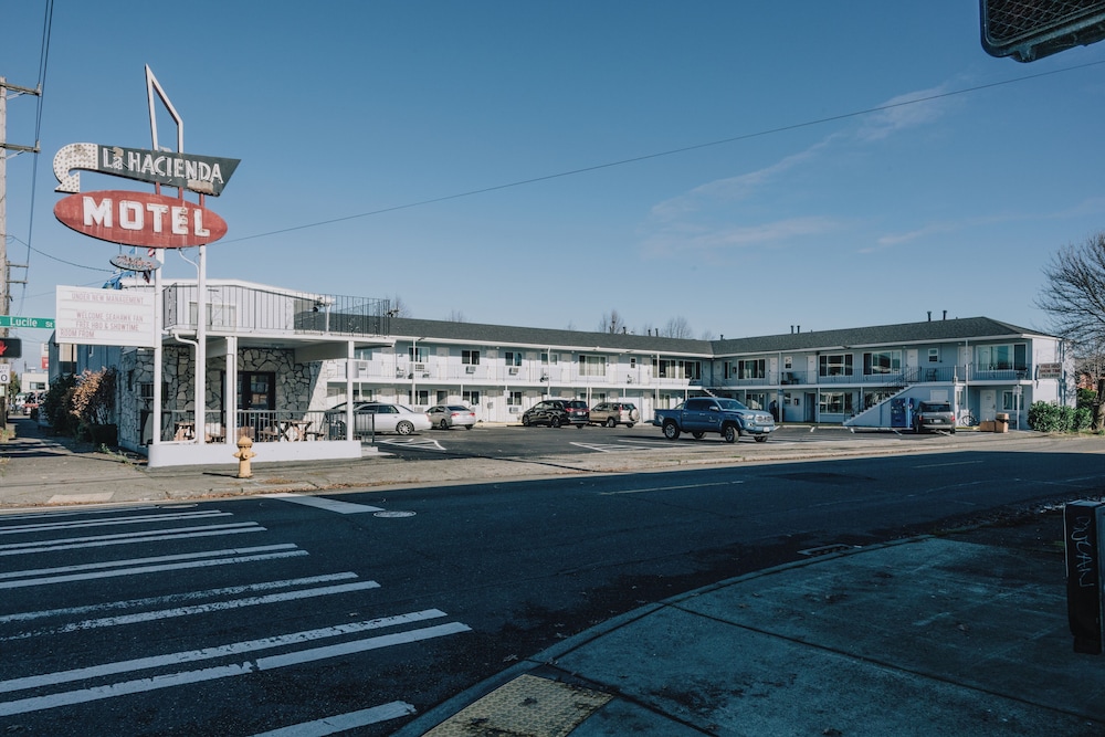 La Hacienda Motel - featured photo