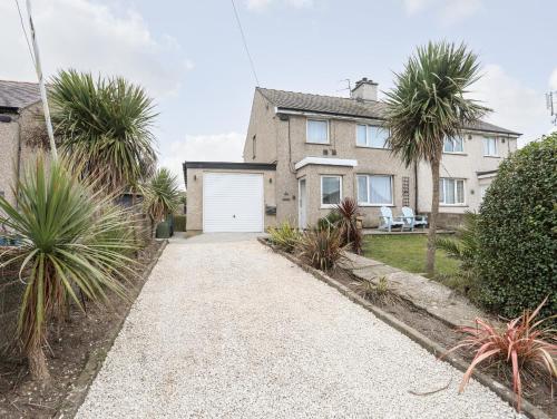 2 Trem Y Mor in Rhosneigr, United Kingdom