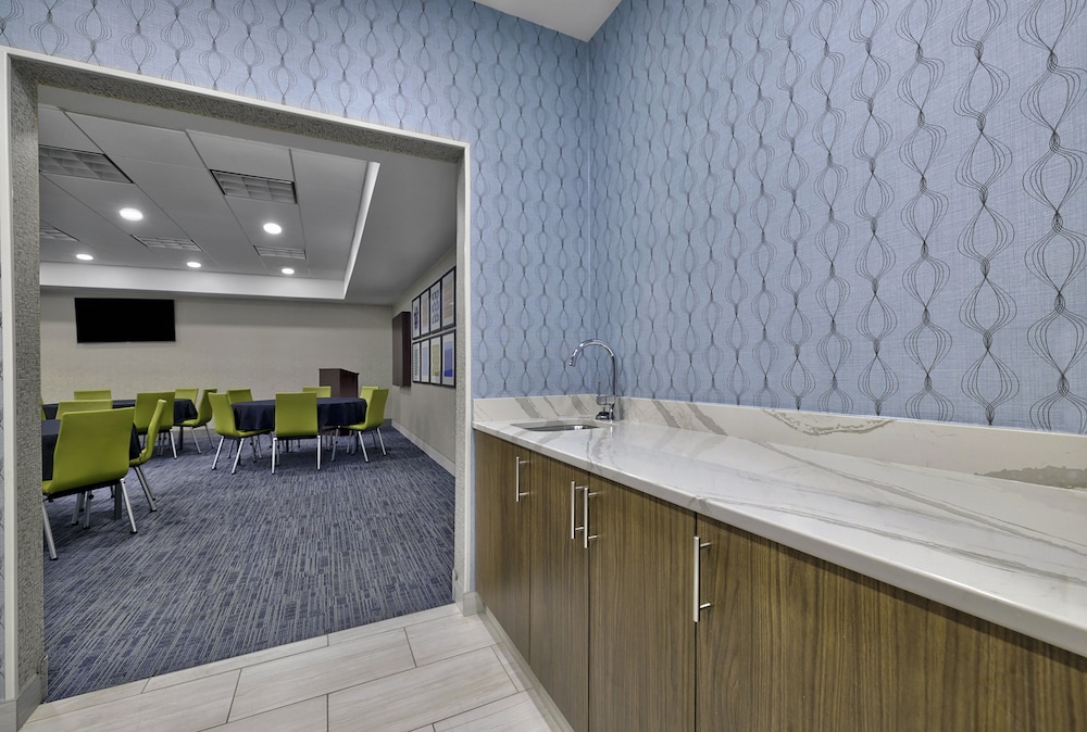 Holiday Inn Express Hotel & Suites Kansas City Grandview by IHG - photo 49
