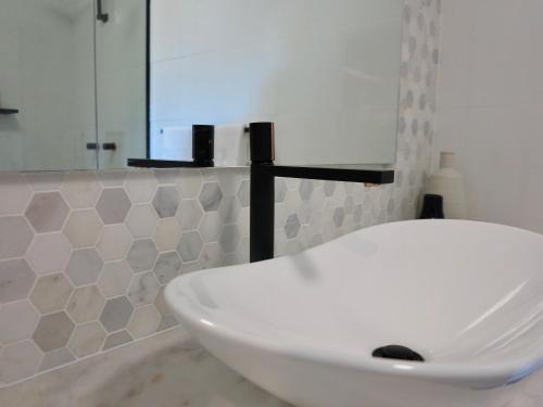 Luxury marina view Apartment cairns — 4-Star Luxury Hotel in Trinity Beach, Australia