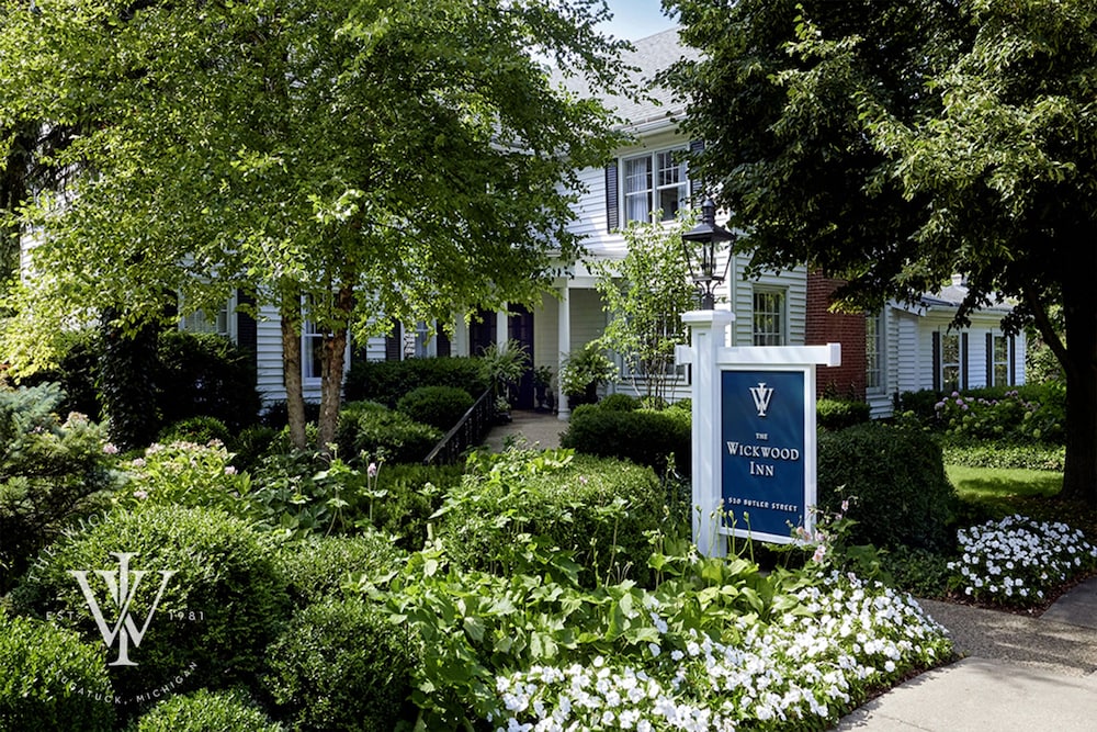Wickwood Inn — 4-Star Luxury Hotel in Holland, United States