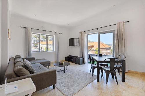 Charming 2 Bed Sea Point Retreat Mountain Views — 4-Star Luxury Hotel in Cape Town, South Africa