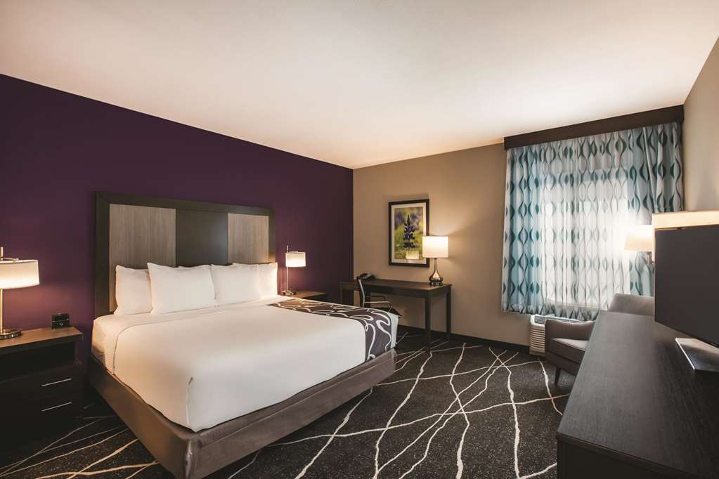 La Quinta Inn & Suites by Wyndham Dallas Northeast Arboretum - photo 7