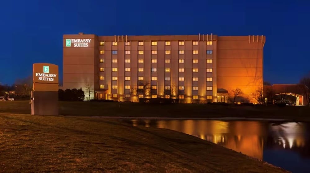 Embassy Suites by Hilton Chicago Schaumburg Woodfield - carbon neutral hotel in Schaumburg