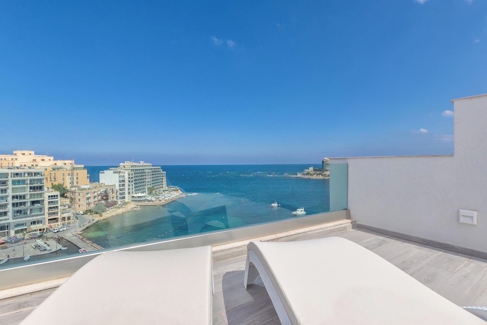 Seafront Penthouse Triplex Roof Terrace & Hot Tub — 4-Star Luxury Hotel in San Giljan, Malta