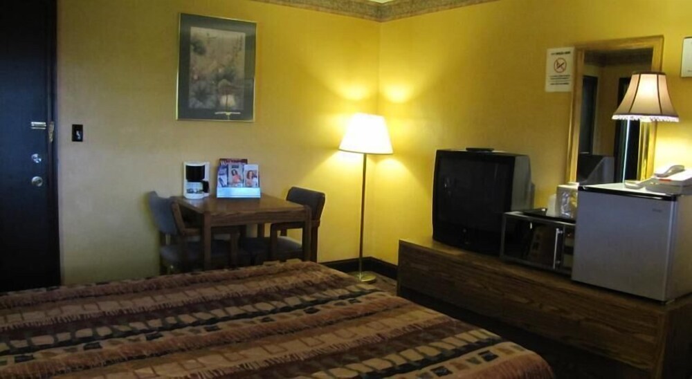 Colonial Inn Motel - photo 4