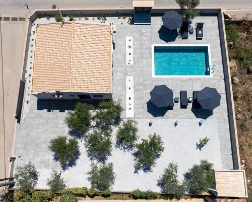 Glafkos House with Pool near the Beach — 4-Star Luxury Hotel in Daratsos, Greece