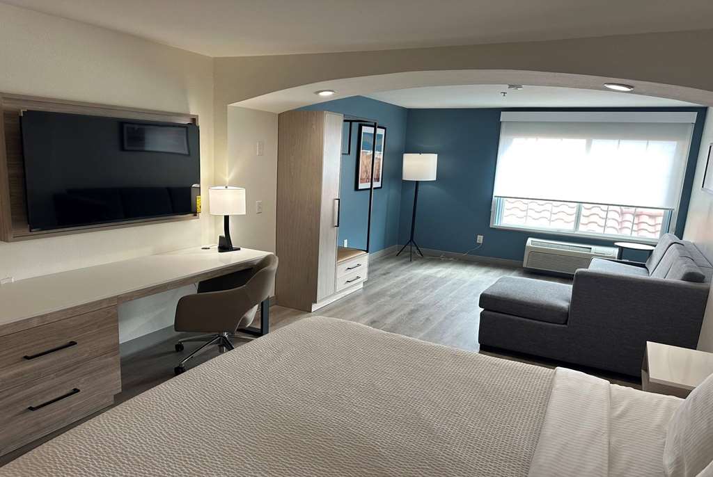 La Quinta Inn & Suites by Wyndham Albuquerque Midtown - photo 31