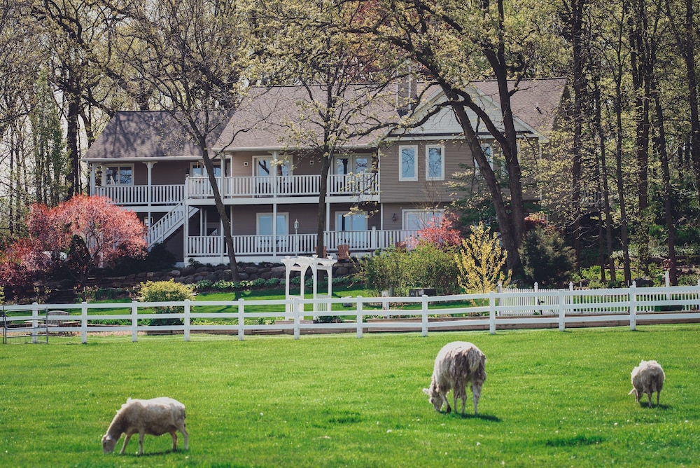 The Speckled Hen Inn B&B — 4-Star Luxury Hotel in Madison, United States