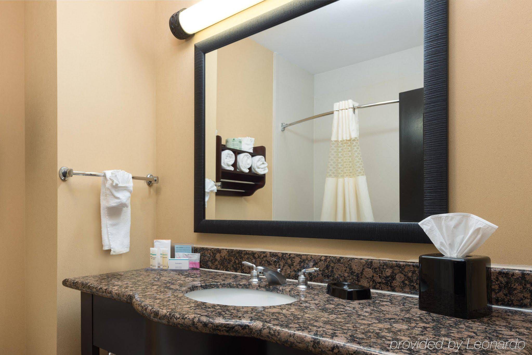 Durant Inn & Suites - photo 8