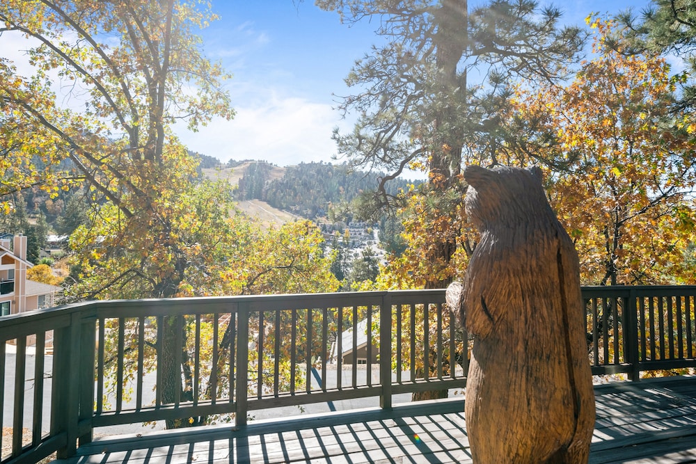 A Ski View A Frame cabin walking distance to Bear Mountain — 4-Star Luxury Hotel in Big Bear Lake, United States