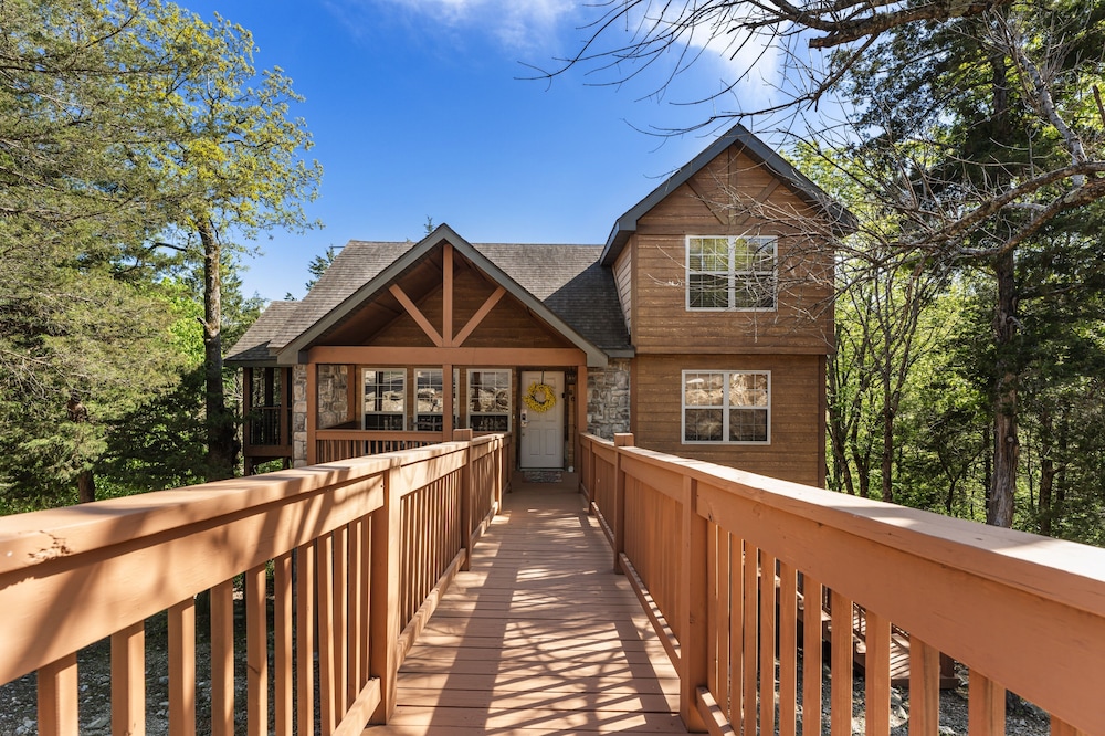 Whispering Woods Lodge sleeps 10 4 Bedroom Home by RedAwning Branson West — 4-Star Luxury Hotel in Shell Knob, United States