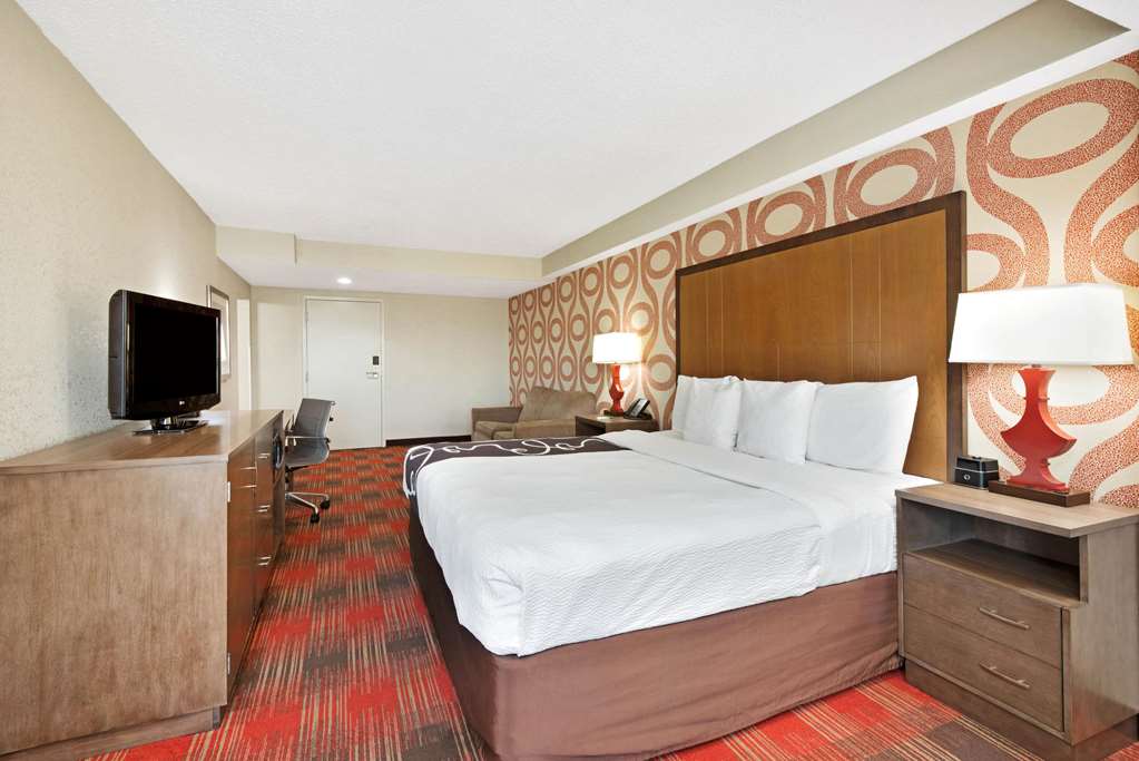 La Quinta Inn & Suites by Wyndham DC Metro Capital Beltway - photo 62