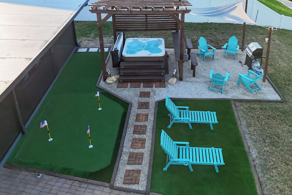 Hot Tub Pool and Putting Green Cape Coral Oasis — 4-Star Luxury Hotel in Cape Coral, United States