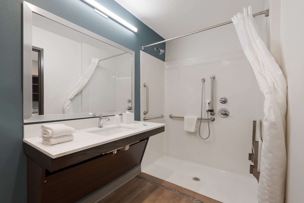 WoodSpring Suites Phoenix Deer Valley - photo 17