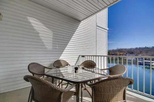Lakefront Osage Beach Condo Dock Your Boat Here — 4-Star Luxury Hotel in Osage Beach, United States