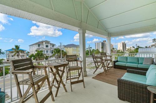 Family Beach House 4 Bedroom 3 Bath Sleeps 14 — 4-Star Luxury Hotel in Bonita Springs, United States
