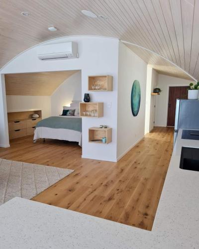 The Boatshed Luxury Waterfront Accommodation — 4-Star Luxury Hotel in Raglan, New Zealand