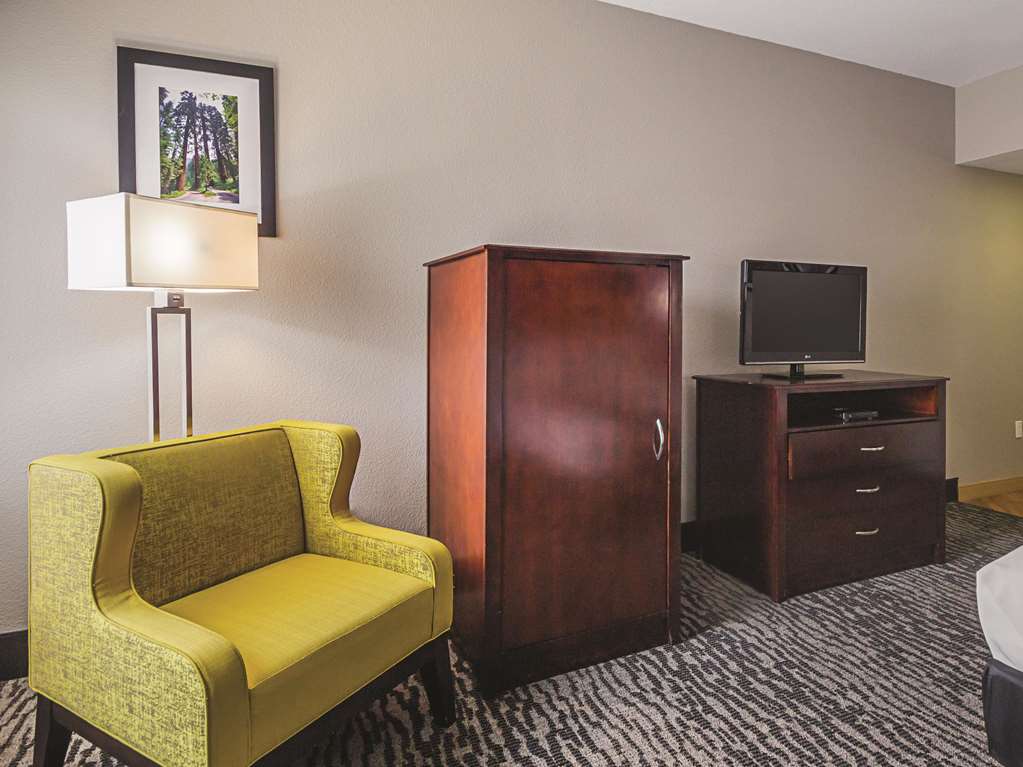 La Quinta Inn & Suites by Wyndham Fresno Northwest - photo 20