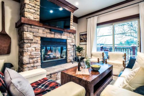 Le Plateau Ski Inout W 3bdrs W Pool Access in Mont-Tremblant, Canada