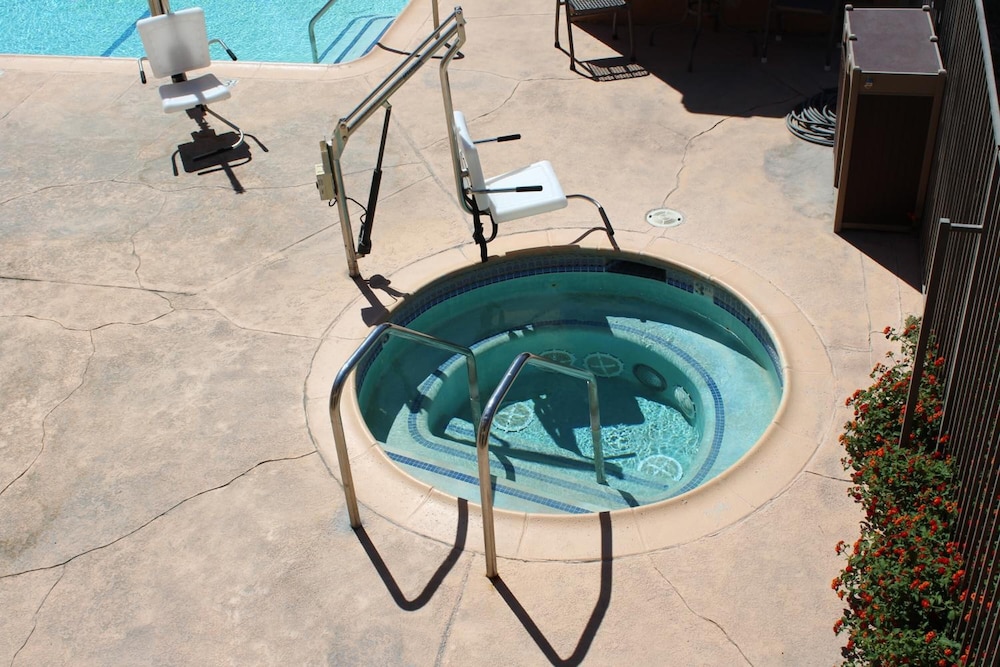 Cajon Pass Inn - photo 34