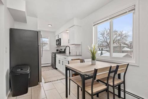 2nd Floor Corner unit ft. King Bed Workspace — 4-Star Luxury Hotel in Mount Clemens, United States