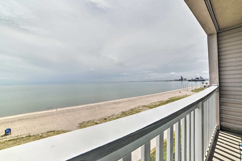 Updated Front Beach Condo w Resort Amenities - photo 11