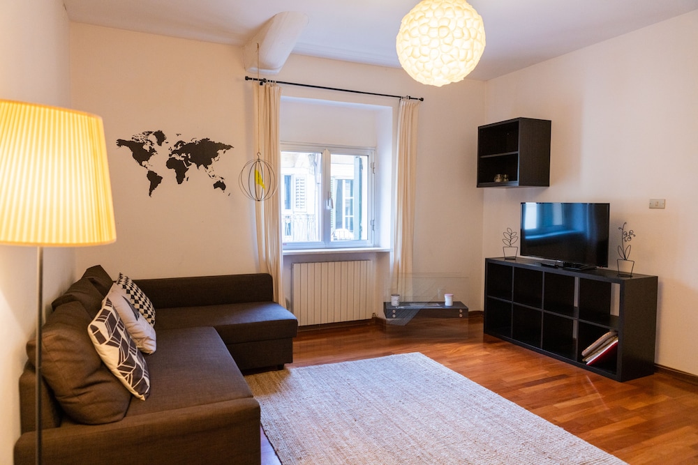 Τhe welcoming Rocchetto residence at 25m from P. Erbe — 4-Star Luxury Hotel in Verona, Italy