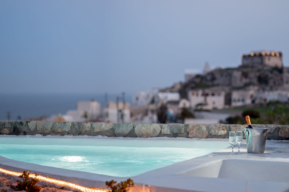 Red Cliff Villa — 4-Star Luxury Hotel in Fira, Greece