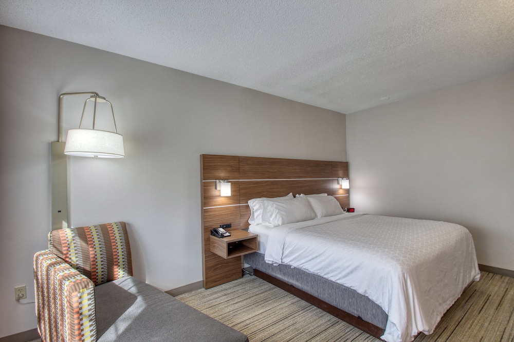 Holiday Inn Express Hotel & Suites Oshkosh by IHG - photo 11