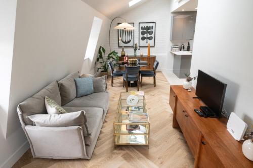 Modern 2 bed Charlotte Street apartment on 3rd floor — 4-Star Luxury Hotel in London, United Kingdom
