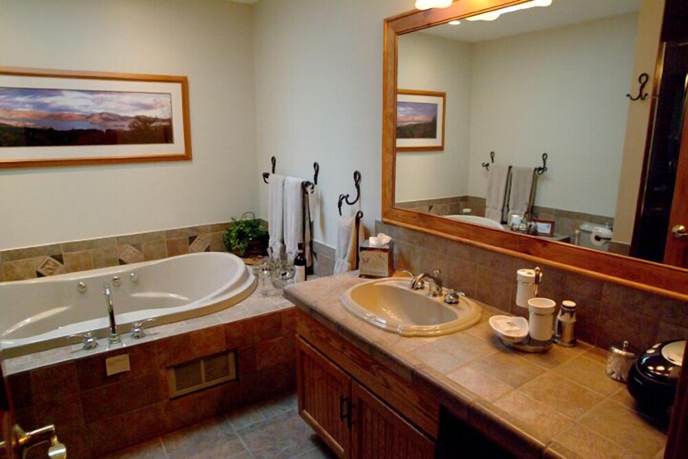 Boathouse Waterfront Lodging - photo 23