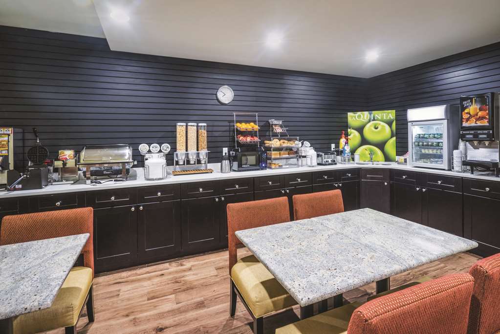 La Quinta Inn & Suites by Wyndham Brooklyn Central - photo 27